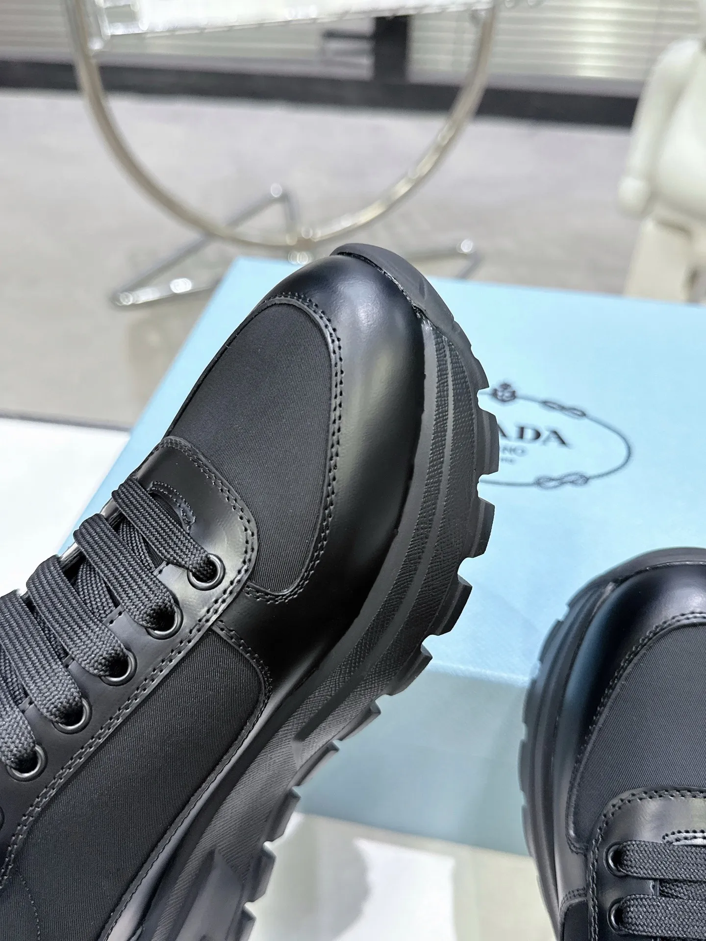 👟👟Ex-factory price 600👟👟 PRADA ²⁰²5𝐬𝐬Prada’s new product comes with strength! ❣️Many Internet celebrities have the same style, fashionable and versatile nice items, original shoes are developed and purchased from Italian counters, and are reproduced 1:1 according to the original taste. This year’s theme is not to be defined, embodying texture through simplicity💛From thick-soled sneakers to zigzag short boots to 2024 flat shoes, everything reveals a sure-fire momentum...combining gentleness and handsomeness, the finishing touch for women❤️ The top-grade open-edge beaded cowhide with imported cowhide triangle logo is consistent with the original version, the wear-resistant and ultra-light two-color outsole, and the sheepskin lining are breathable and comfortable. ⚛Size: Women's 35-40 ⚛Size: Men's 39-45 Original packaging accessories. ⚛